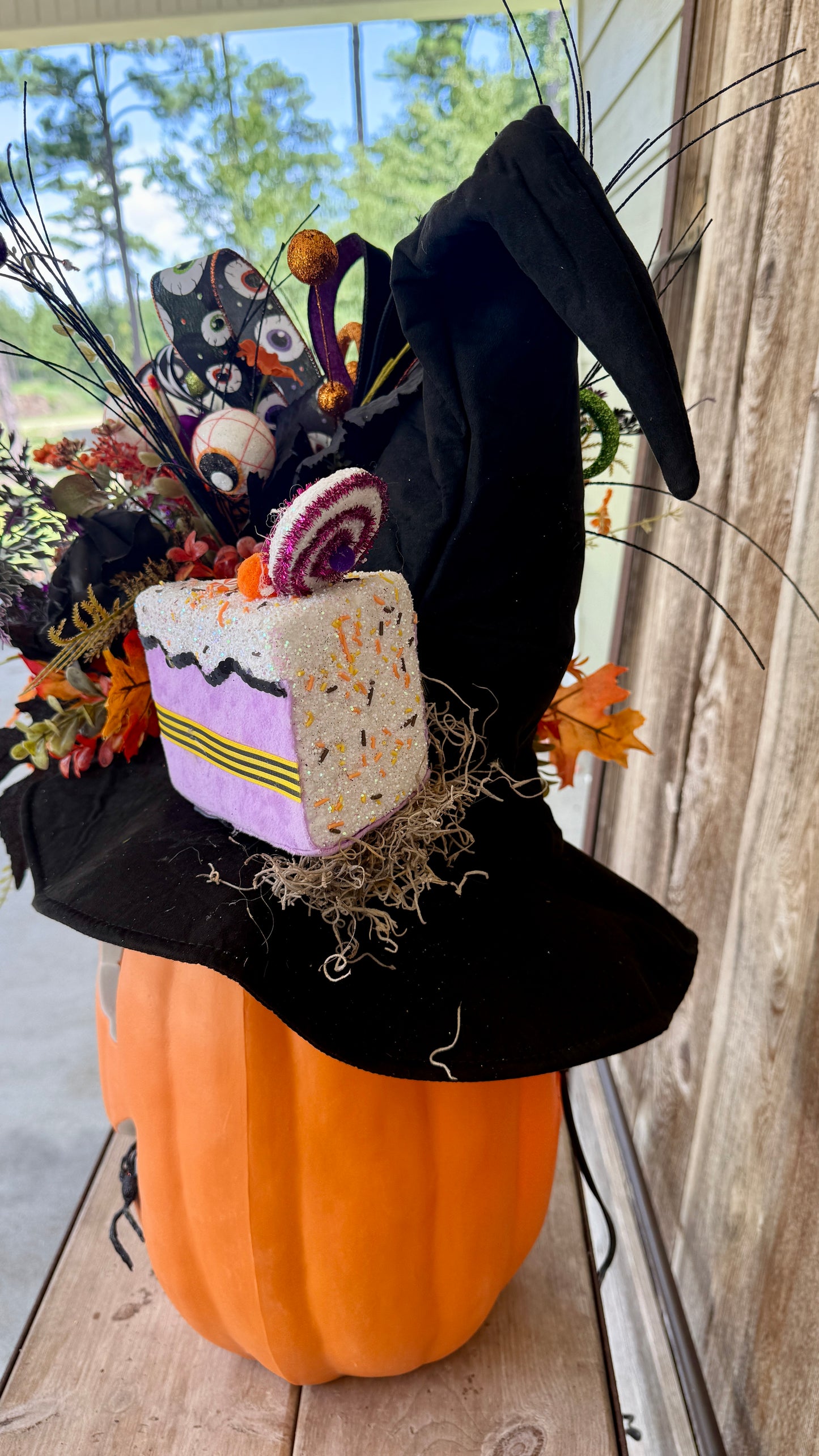 Light-Up Halloween Pumpkin Arrangement – Whimsical Witch Hat Jack-o’-Lantern Centerpiece